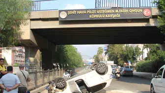 Bariyerlere çarpıp köprüden uçtu Sürücüyü vatandaşlar kurtardı