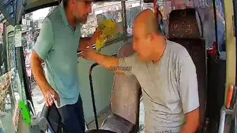 Adana trafiğinde sopalı kavga kameraya yansıdı