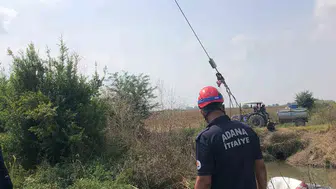 Dereye yuvarlanan otomobilden yüzerek çıktı