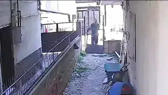 Bursa'da hurdacı güpegündüz kapıyı söküp götürdü