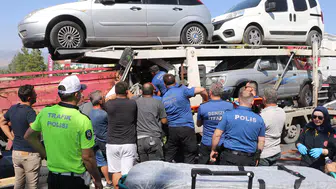 Çekici kırmızı ışıkta duran kamyonete çarptı; iki sürücü yaralı