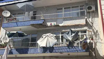 Ümraniye’de apartman balkonu büyük bir gürültüyle aşağı çöktü