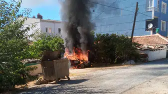 Uzunköprü’de park halindeki araç alevlere teslim oldu