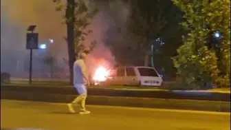 Sürücü son anda dışarı çıktı, otomobil küle döndü