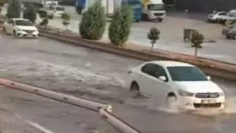 Gaziantep'te akşam sağanağı yolları göle çevirdi, araçlar zor anlar yaşadı