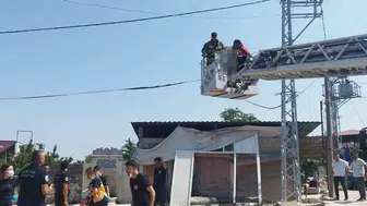 Sabah işe gidenler fark etti, elektrik direğindeki cesedi ihbar etti