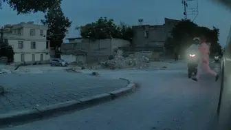 Adana'da motosikletin çarptığı kadın kazayı hiçe sayıp koşmaya devam etti