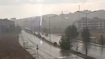 Elazığ'da Gökyüzü Alev Aldı Yıldırım Düşme Anı Kamerada