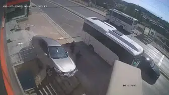 Kocaeli'de kontrolden çıkan araç merdiven boşluğuna düştü