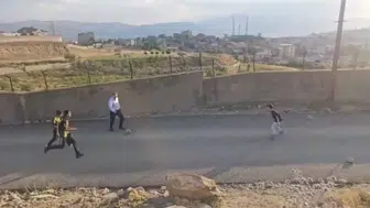 Yüksekova Kaymakamı ceketini çıkardı ve çocuklarla top koşturdu
