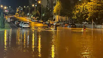 Kayseri'de sağanak hayatı felç etti; çocuklar su birikintilerinde serinledi