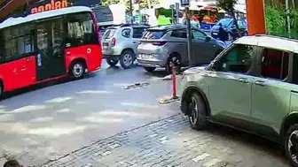 Bandırma'da yaya geçidi kazası kameraya yansıdı