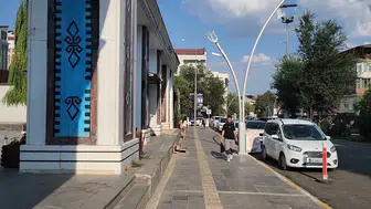 Tunceli'de 35 derece sıcakta Munzur Dağları zirvesinde kar keyfi