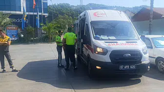 Manavgat'ta motosiklet kontrolden çıktı 2 yaralı