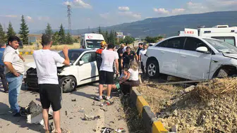 Safranbolu kavşağında iki otomobil çarpıştı 7 yaralı var