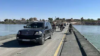 Deyrizor’da kurulan köprü bir ayda yüz binlerce kişiye yol oldu