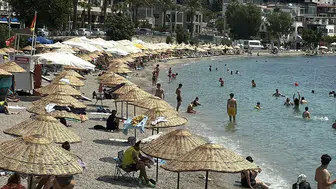 Termometre 40'ı gösterdi, Bodrumlular ve tatilciler sahile akın etti