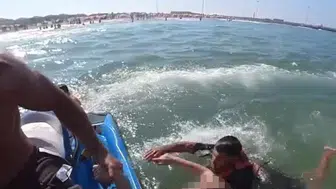 Dalgaların sürüklediği 3 kişi jetski ile kıyıya çıkarıldı