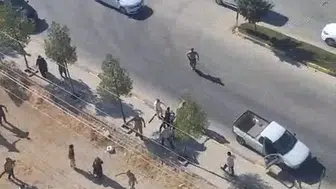 Ergani'de husumetli aileler jandarma önünde birbirine girdi