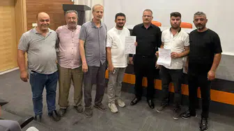 Kula Belediyesi’nde kriz Komisyon üyeleri kapı kilitli kalınca toplantıyı dışarıda yaptı