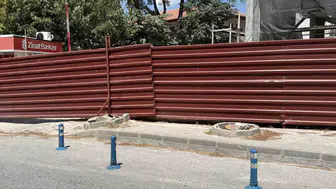 Menteşe caddelerindeki tehlikeli ağaçlara neşter vuruldu