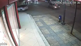 Batman'da bisikletliyle otomobilin çarpıştığı kaza kameraya yansıdı