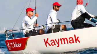 Kalamış açıklarında yelkenliler rüzgarla yarışıyor