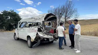 Kulu'da kavşakta çarpışan kamyonet devrildi Şans eseri yaralanan olmadı