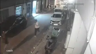 Kadına saldıran şüpheliye engel olan polisleri bıçakladılar, 4 tutuklama