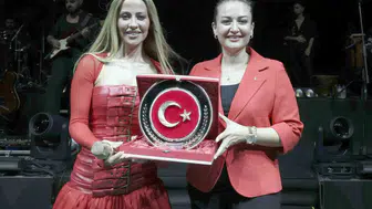 Antalya'da Zafer Bayramı coşkusu: Cumhuriyet Meydanı Derya Uluğ ile yankılandı