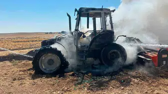 Kulu’da tarlada çalışan traktör bir anda alevlere teslim oldu