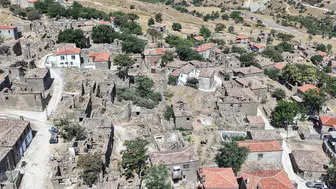 Rumların göç ettiği 250 yıllık Dereköy şimdi hayalet köy gibi