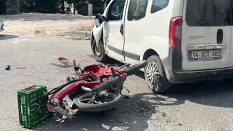 Mudurnu'da motosiklet ile hafif ticari araç çarpıştı, sürücü ağır yaralandı