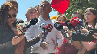 Özel, Bakanlık önündeki maden işçilerine destek verdi Sözler tutulmuyor