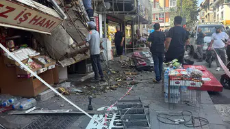 İş hanının sundurması çöktü, 2 usta yaralandı