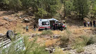 Gerger'de kamyonet dereye uçtu Şehit babası hayatını kaybetti