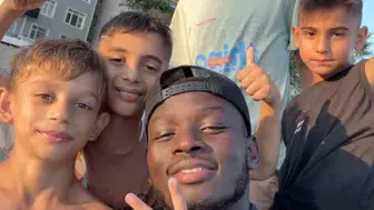 Çocukların dansına eşlik eden Samsunsporlu yıldız o anları paylaştı