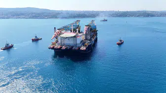 Dev vinç gemisi Boğaz trafiğini yavaşlattı