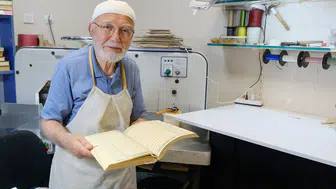 57 yıldır yıpranmış sayfaları sabırla yeniden hayata döndürüyor