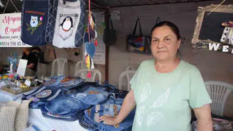 65 yaşında, eski kotları çantaya çevirip hem cebine hem doğaya katkı sağlıyor