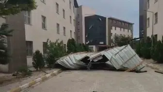 Van'da sıcak hava yerini dehşete bıraktı: Öğrenci yurdunun çatısı uçtu