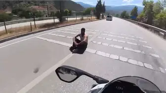 Karabük yollarında can pazarı Trafiğin ortasında oturdular