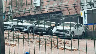 Kağıthane’de istinat duvarı çöktü 12 lüks araç hurdaya döndü