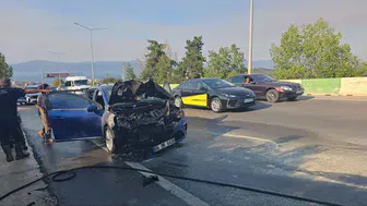 Bursa'da alev topuna dönen otomobil zeytinliğe sıçramadan söndürüldü