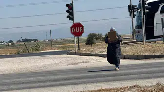 Işıklarda dilenenler zabıtayı görünce bastonu bırakıp kaçtı