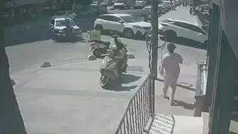 Kameradaki kaza karesi Motosikletli savruldu, hastaneye kaldırıldı