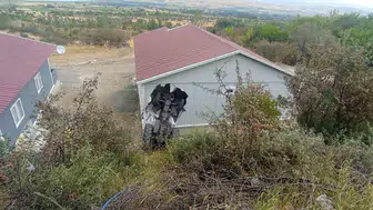 Sabah traktörü evin duvarına daldı, odada uyuyan çocuk yaralandı