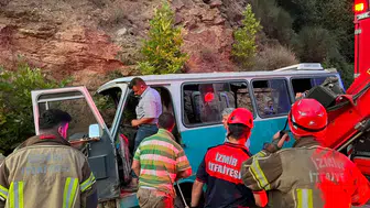 Tire'de tarım işçilerini taşıyan minibüs kayalıklara çarptı