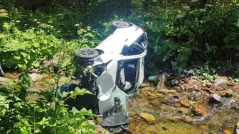 Giresun'da otomobil dereye uçtu 6 kişi yaralandı