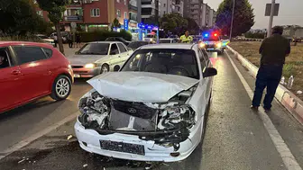 Uşak’ta trafik kazası Kırmızı ışıkta bekleyen araca çarptı